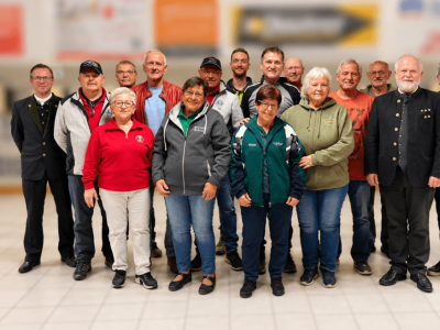 Freundliches Vereinsgruppenfoto in der Halle.png