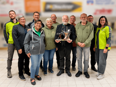 Vereinsgruppe mit zentralem Trophäenträger.png
